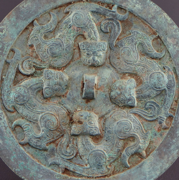 Cina, dinastia Qing, inizi del XIX secolo o precedenti, grande specchio funerario in bronzo.