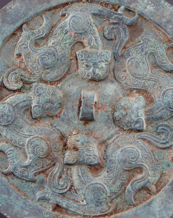 Cina, dinastia Qing, inizi del XIX secolo o precedenti, grande specchio funerario in bronzo.