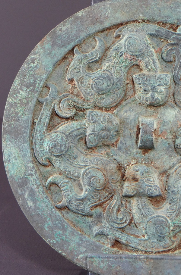 Cina, dinastia Qing, inizi del XIX secolo o precedenti, grande specchio funerario in bronzo.