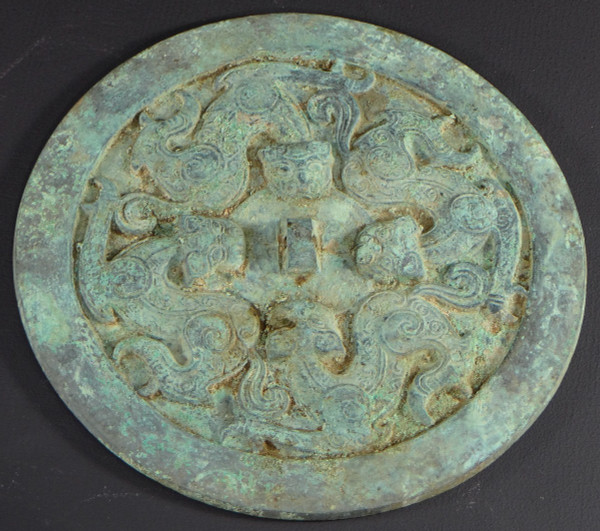 Cina, dinastia Qing, inizi del XIX secolo o precedenti, grande specchio funerario in bronzo.