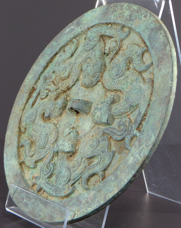 Cina, dinastia Qing, inizi del XIX secolo o precedenti, grande specchio funerario in bronzo.