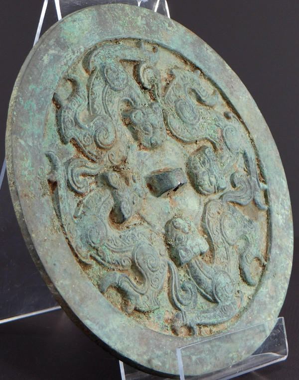 Cina, dinastia Qing, inizi del XIX secolo o precedenti, grande specchio funerario in bronzo.