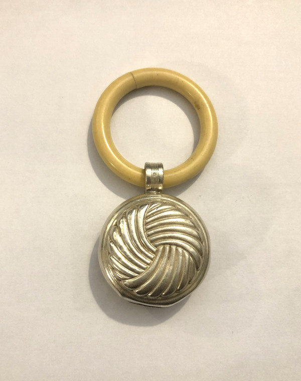 Ancien hochet ART DECO en argent massif, anneau de dentition en bakélite imitation ivoire.