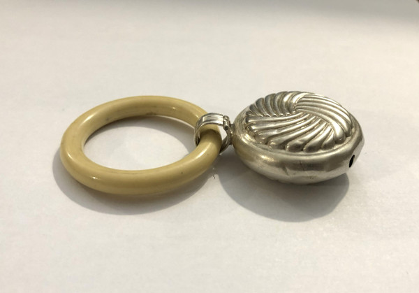 Ancien hochet ART DECO en argent massif, anneau de dentition en bakélite imitation ivoire.
