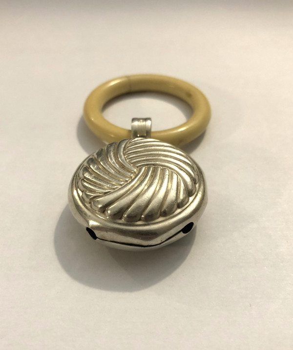 Ancien hochet ART DECO en argent massif, anneau de dentition en bakélite imitation ivoire.