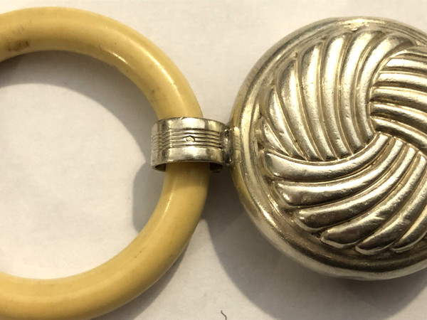 Ancien hochet ART DECO en argent massif, anneau de dentition en bakélite imitation ivoire.
