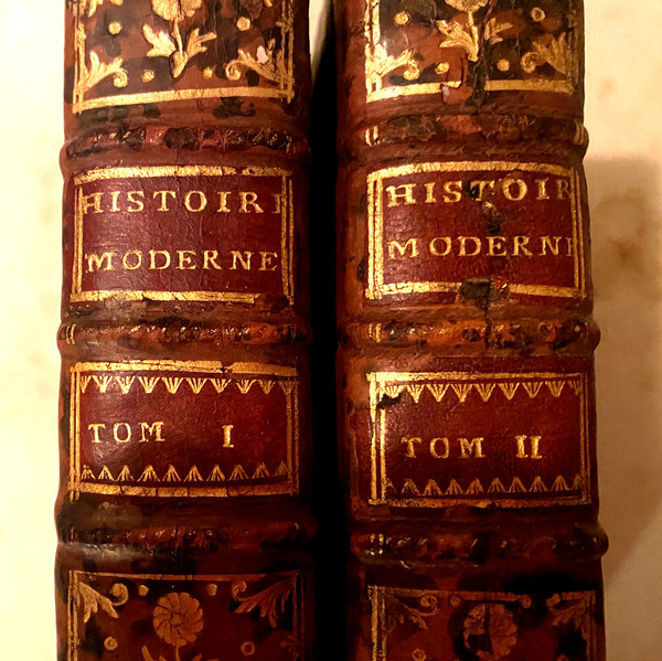 Deux volumes in 12 . A Paris 1755 , De l'Histoire Moderne de Rollin contenant les "Chinois et les Japonais".