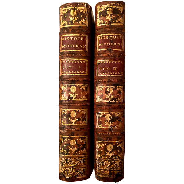 Deux volumes in 12 . A Paris 1755 , De l'Histoire Moderne de Rollin contenant les "Chinois et les Japonais".