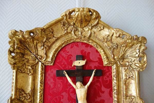 Christ In Ivory, 18th Century Bed Bottom Crucifix - Carved Wood & Fine Gold Gilding