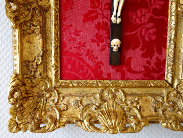 Christ In Ivory, 18th Century Bed Bottom Crucifix - Carved Wood & Fine Gold Gilding