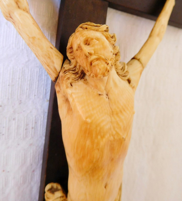 Christ In Ivory, 18th Century Bed Bottom Crucifix - Carved Wood & Fine Gold Gilding