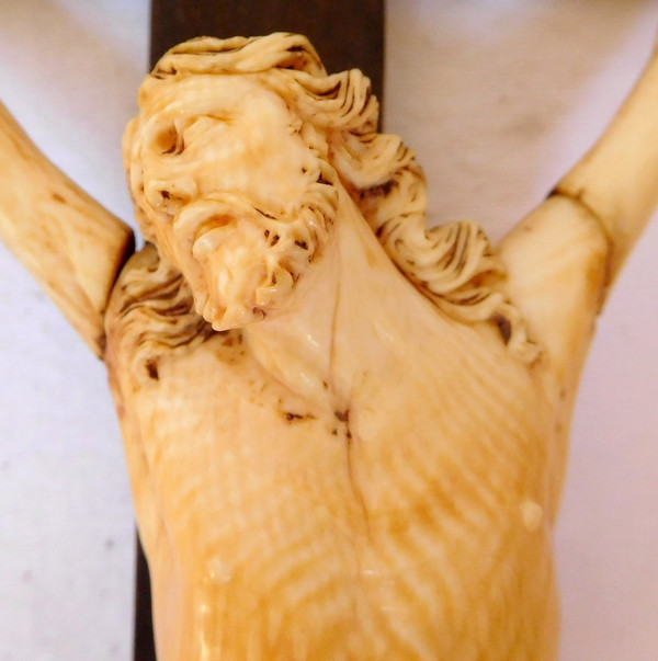 Christ In Ivory, 18th Century Bed Bottom Crucifix - Carved Wood & Fine Gold Gilding