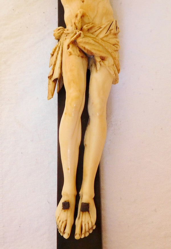 Christ In Ivory, 18th Century Bed Bottom Crucifix - Carved Wood & Fine Gold Gilding