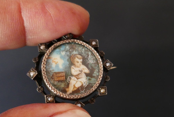 Spilla in miniatura e perle pregiate.