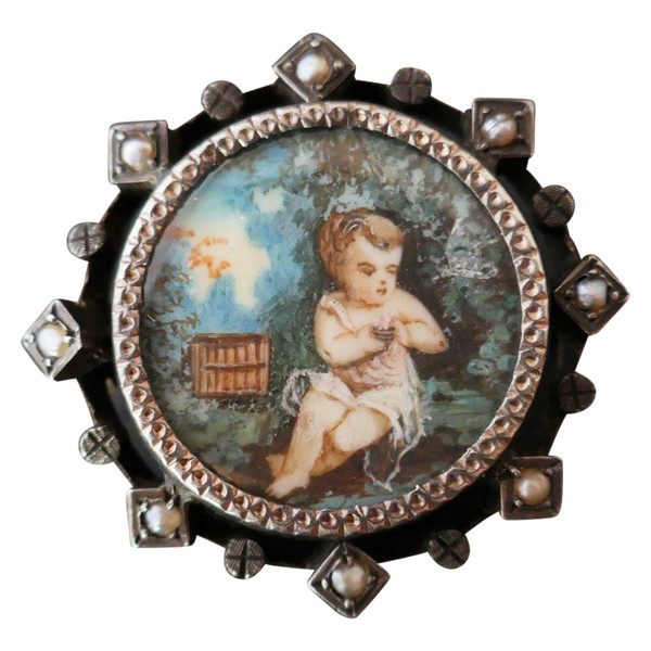 Spilla in miniatura e perle pregiate.