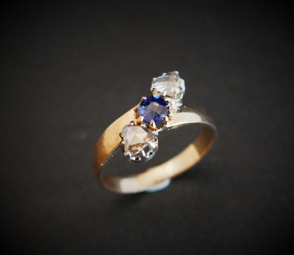 Bague saphir et diamants, Or 18 Carats.