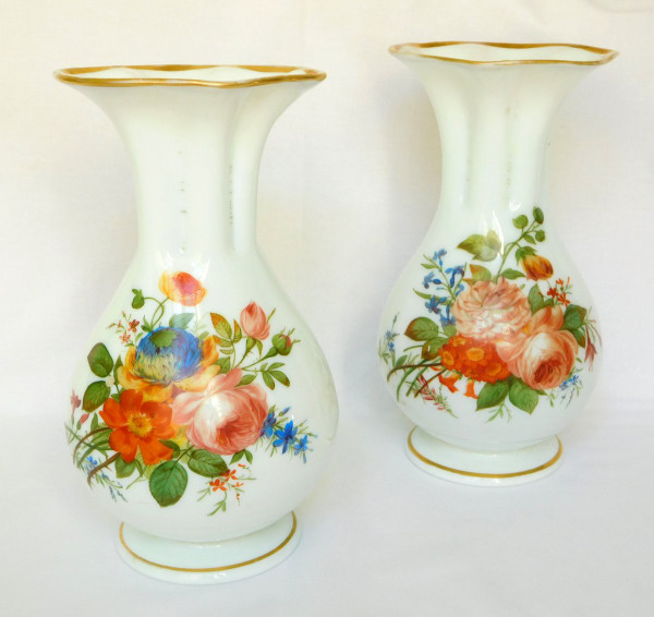 Baccarat, Paire De Vases En Opaline Peints à La Main De Bouquets De Fleurs Polychrome & Or 1840