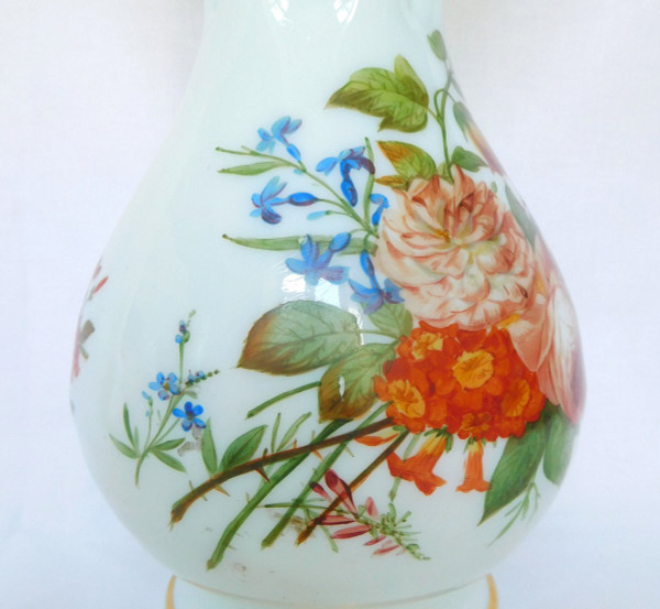Baccarat, Paire De Vases En Opaline Peints à La Main De Bouquets De Fleurs Polychrome & Or 1840