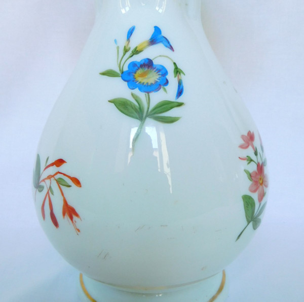 Baccarat, Paire De Vases En Opaline Peints à La Main De Bouquets De Fleurs Polychrome & Or 1840
