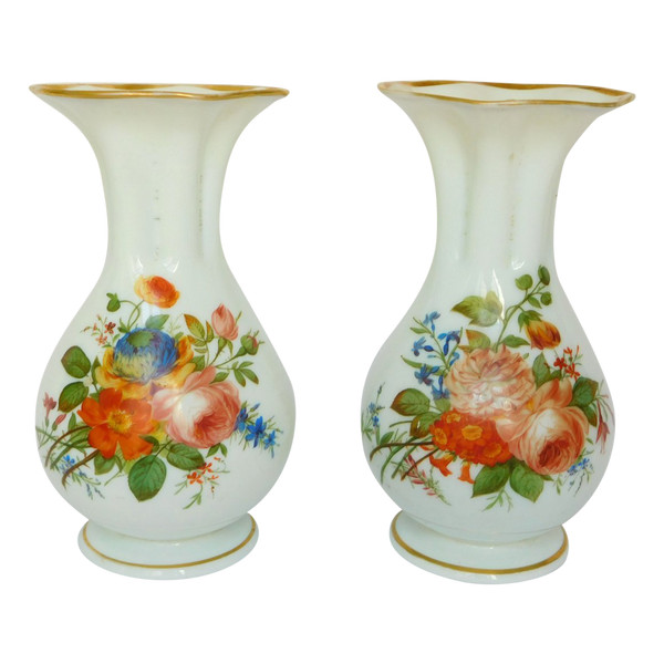 Baccarat, Paire De Vases En Opaline Peints à La Main De Bouquets De Fleurs Polychrome & Or 1840