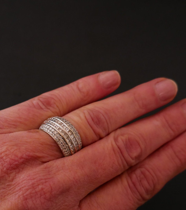 Jonc Diamonds ring, 18-carat white gold.