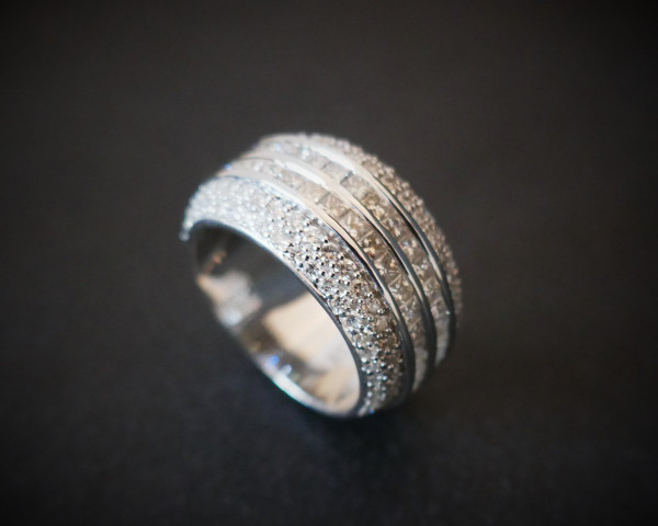 Jonc Diamonds ring, 18-carat white gold.