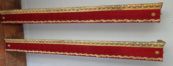 Coppia di mantovane in stile Luigi XVI, c. Napoleone III, Velluto Rosso, Ottone sbalzato