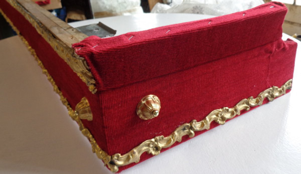 Coppia di mantovane in stile Luigi XVI, c. Napoleone III, Velluto Rosso, Ottone sbalzato