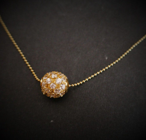 Anhänger und Kette aus 18 Karat Gold.