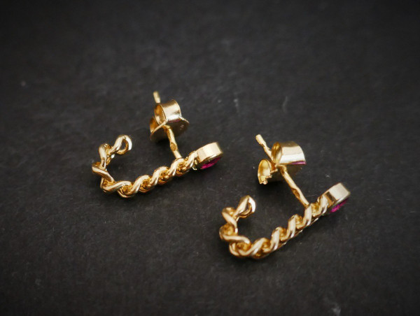 Boucles d'Oreilles Rubis, Or Jaune 18 Carats.