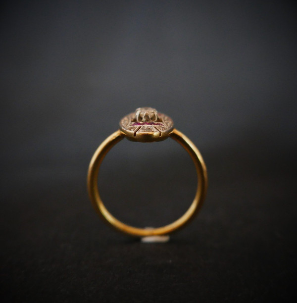 Bague Art Déco Diamants Et Rubis Calibrés, Or 2 Tons 18 Carats.