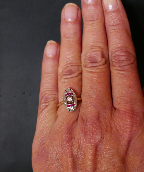 Bague Art Déco Diamants Et Rubis Calibrés, Or 2 Tons 18 Carats.