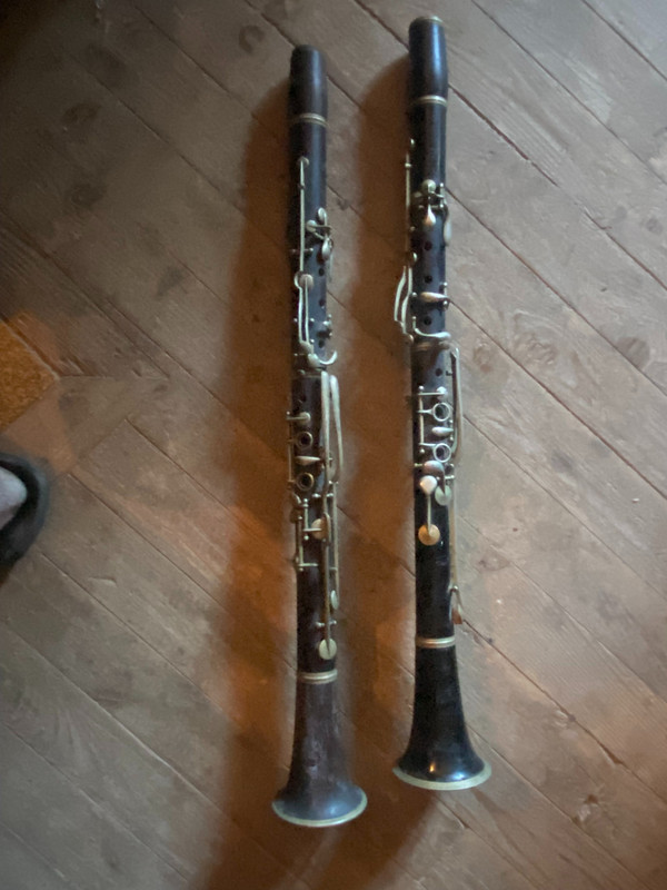  Bellissima coppia di clarinetti di fine '800 in palissandro scuro e bronzo nichelato di buona qualità