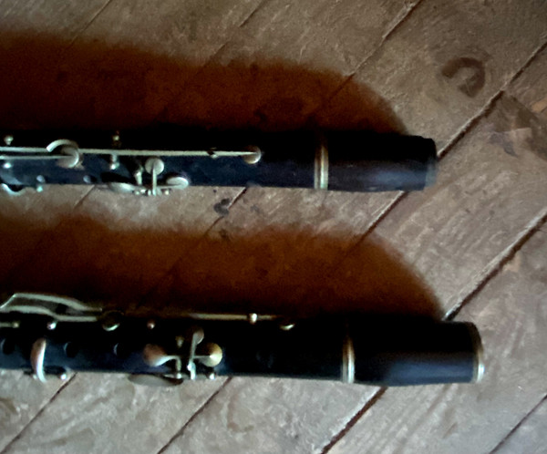  Bellissima coppia di clarinetti di fine '800 in palissandro scuro e bronzo nichelato di buona qualità