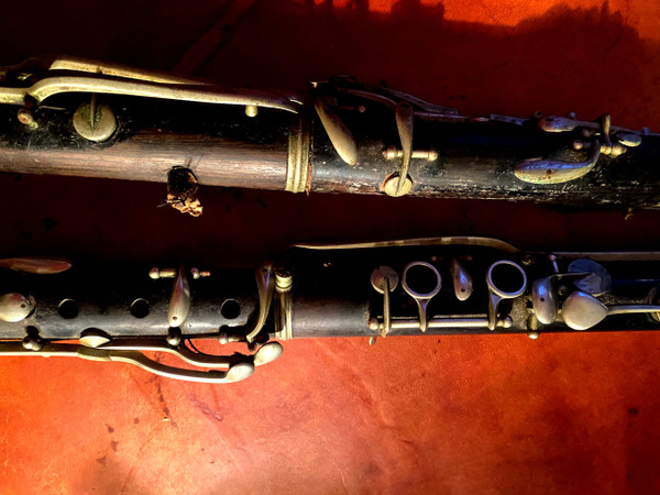  Bellissima coppia di clarinetti di fine '800 in palissandro scuro e bronzo nichelato di buona qualità