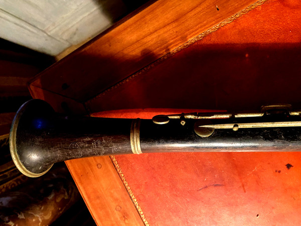  Bellissima coppia di clarinetti di fine '800 in palissandro scuro e bronzo nichelato di buona qualità