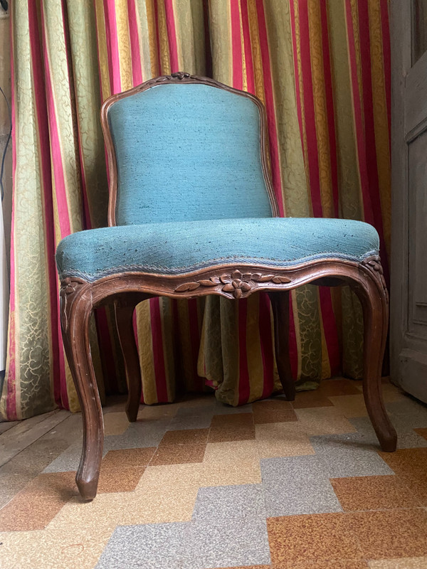 Siège chauffeuse d'époque Louis XV en noyer teinté patiné de pur style ornementée et mouvementée tissus bleu