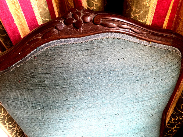 Siège chauffeuse d'époque Louis XV en noyer teinté patiné de pur style ornementée et mouvementée tissus bleu