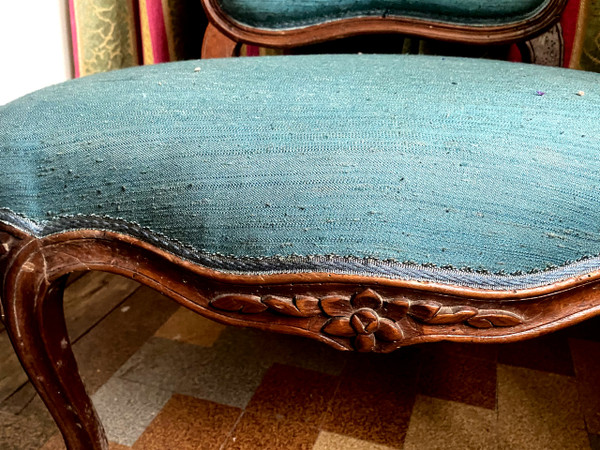 Siège chauffeuse d'époque Louis XV en noyer teinté patiné de pur style ornementée et mouvementée tissus bleu