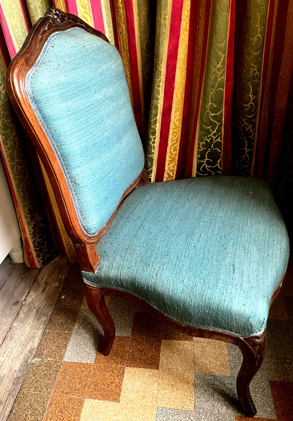 Siège chauffeuse d'époque Louis XV en noyer teinté patiné de pur style ornementée et mouvementée tissus bleu