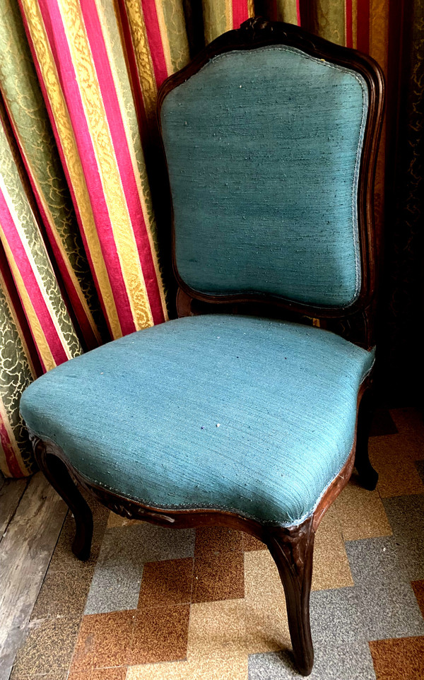 Siège chauffeuse d'époque Louis XV en noyer teinté patiné de pur style ornementée et mouvementée tissus bleu