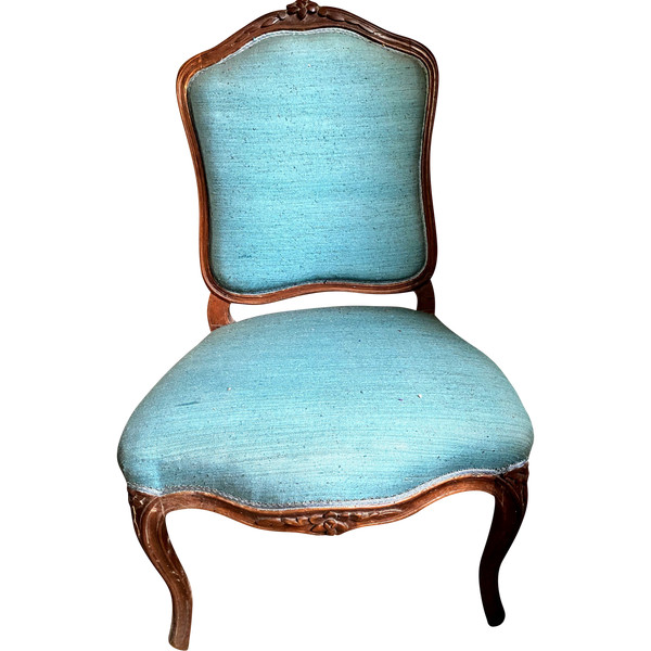 Siège chauffeuse d'époque Louis XV en noyer teinté patiné de pur style ornementée et mouvementée tissus bleu