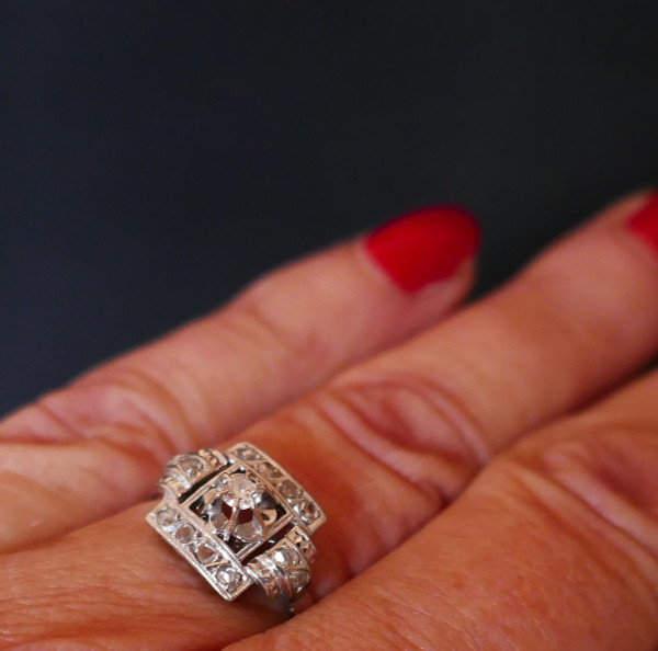 Art-Deco-Ring aus Diamant, Gold und Platin.