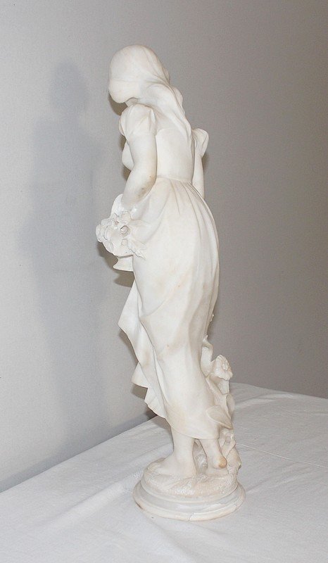Grande Scultura in Alabastro "Ragazza con cesto di fiori" - 1900