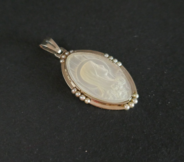 Vecchia Medaglia In Madreperla E Perle Pregiate.