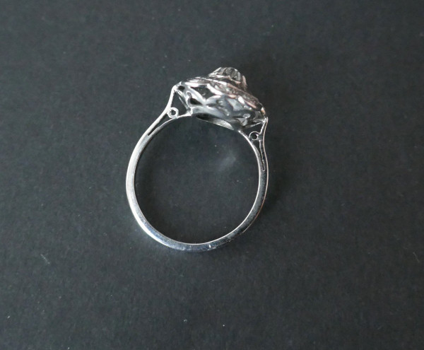 Anello Art Deco ornato di diamanti, oro e platino.