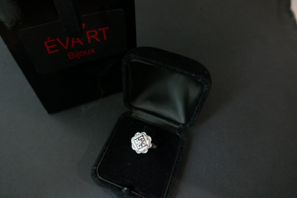 Anello Art Deco ornato di diamanti, oro e platino.