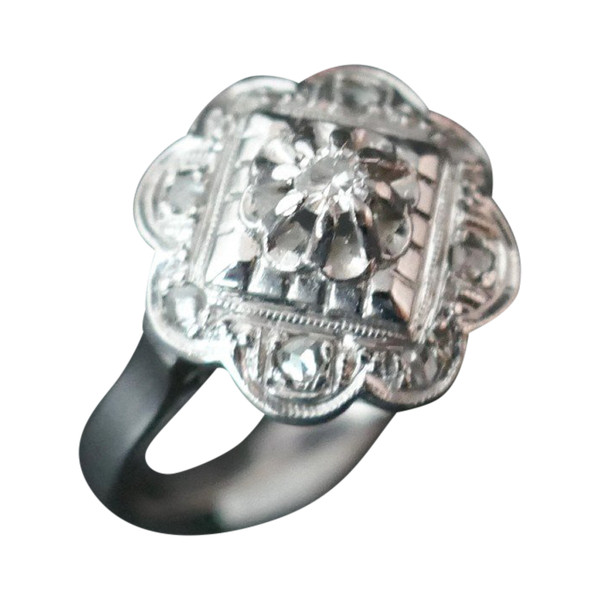 Anello Art Deco ornato di diamanti, oro e platino.