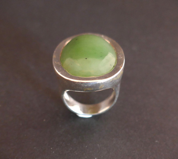 Importante Anello Cabochon in Giada