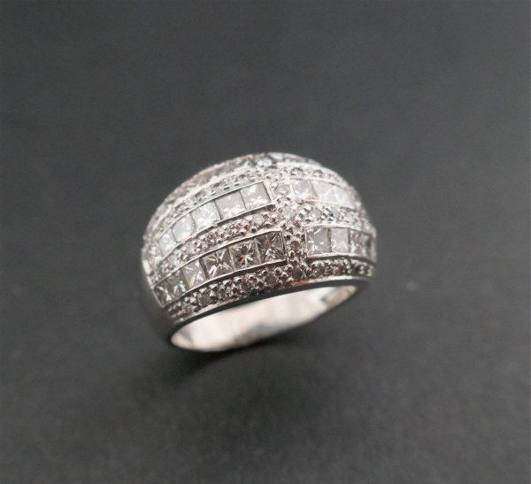 Anello con diamante da 1 carato.
